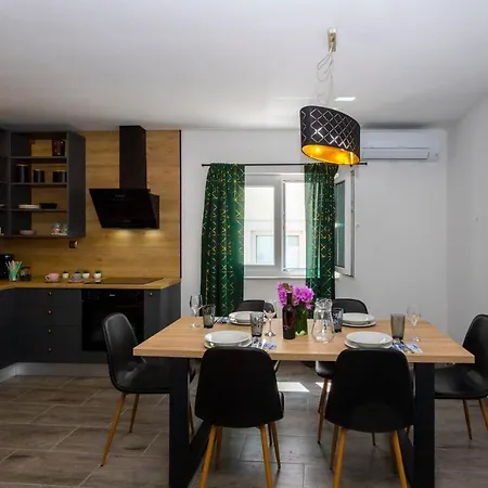 Nora, Old Town Located, Free Parking Appartement Makarska